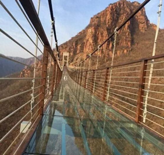 150块玻璃，离地360米，投资3000多万，中原第一悬崖玻璃廊桥亮相