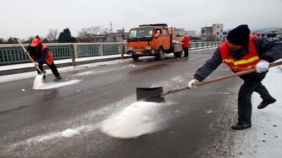 ​冬季撒盐冰雪融化原理 为什么在冰上撒盐会使冰融化