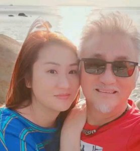 ​吴岱融和妻子带着儿子度假享受家庭乐 夫妻俩合影很甜蜜像小情侣