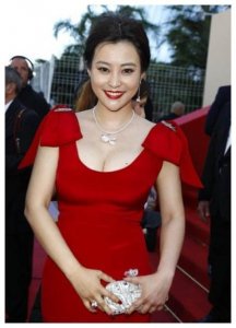 ​邓超前任与现任妻子比美，同穿性感红裙，气质完全不在同一频道上