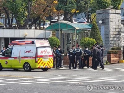 ​韩国国防部外发生持刀伤人事件，一77岁男子被捕