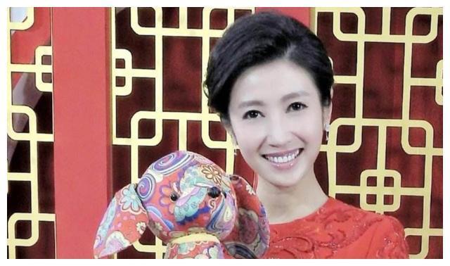 春妮：2次结婚均嫁电台主持人，本不愿生孩子，41岁却意外怀孕