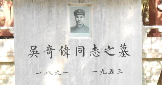 他虽是红军的手下败将，但和日军作战却有勇有谋，后在1949年起义