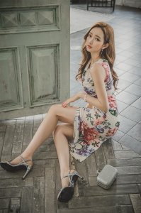 ​摄影美女美图：优雅气质长腿美女写真图组