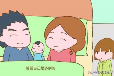 ​生了二胎后，大宝“退化”成小婴儿，争宠的背后满是心酸