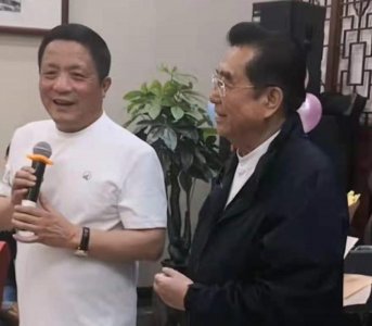 ​82岁李双江带梦鸽聚会，与妻合唱满脸通红，楼上楼下观众起立拍照