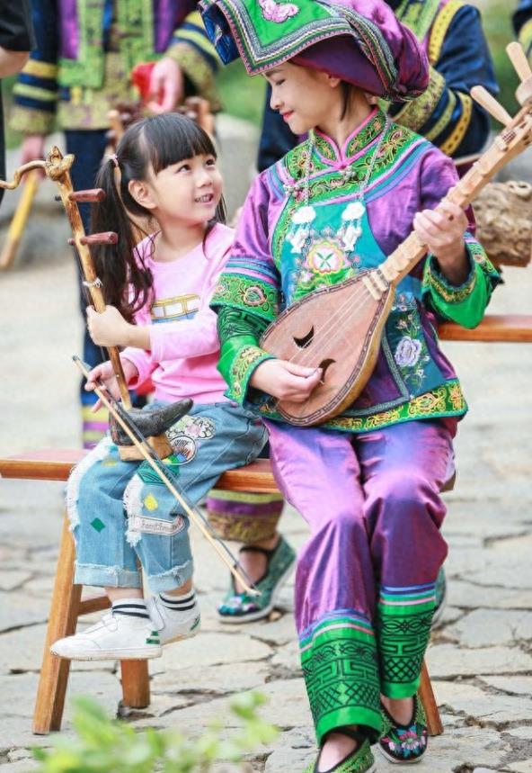 邓伦和李沁的女儿“小山竹”，原来“大有来头”，背景资料揭秘！