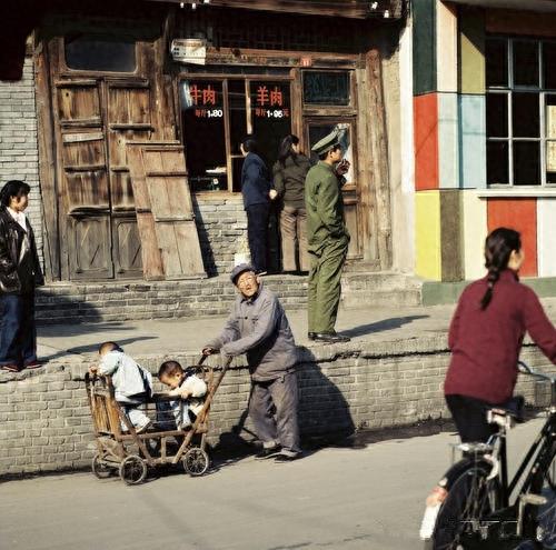 80年代中国照片：图六新娘被男子闹洞房，图八美女气质胜港台明星