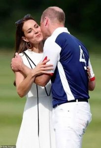 ​风雨20年！威廉王子和凯特王妃越发亲密，公众场合接吻拥抱