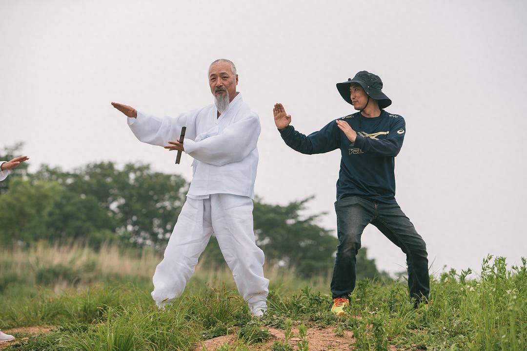 韩国影坛老戏骨李璟荣