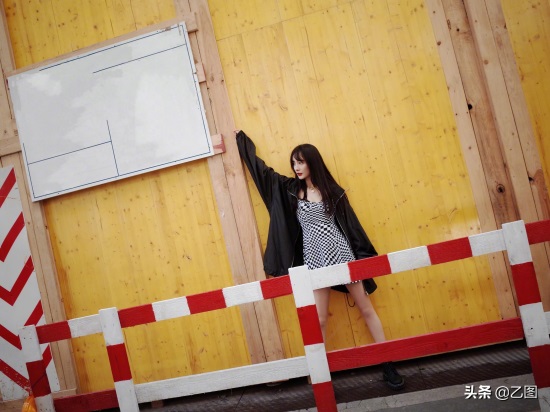 33岁杨幂最新街拍美照曝光，穿吊带短裙大秀美背筷子腿，宛如少女