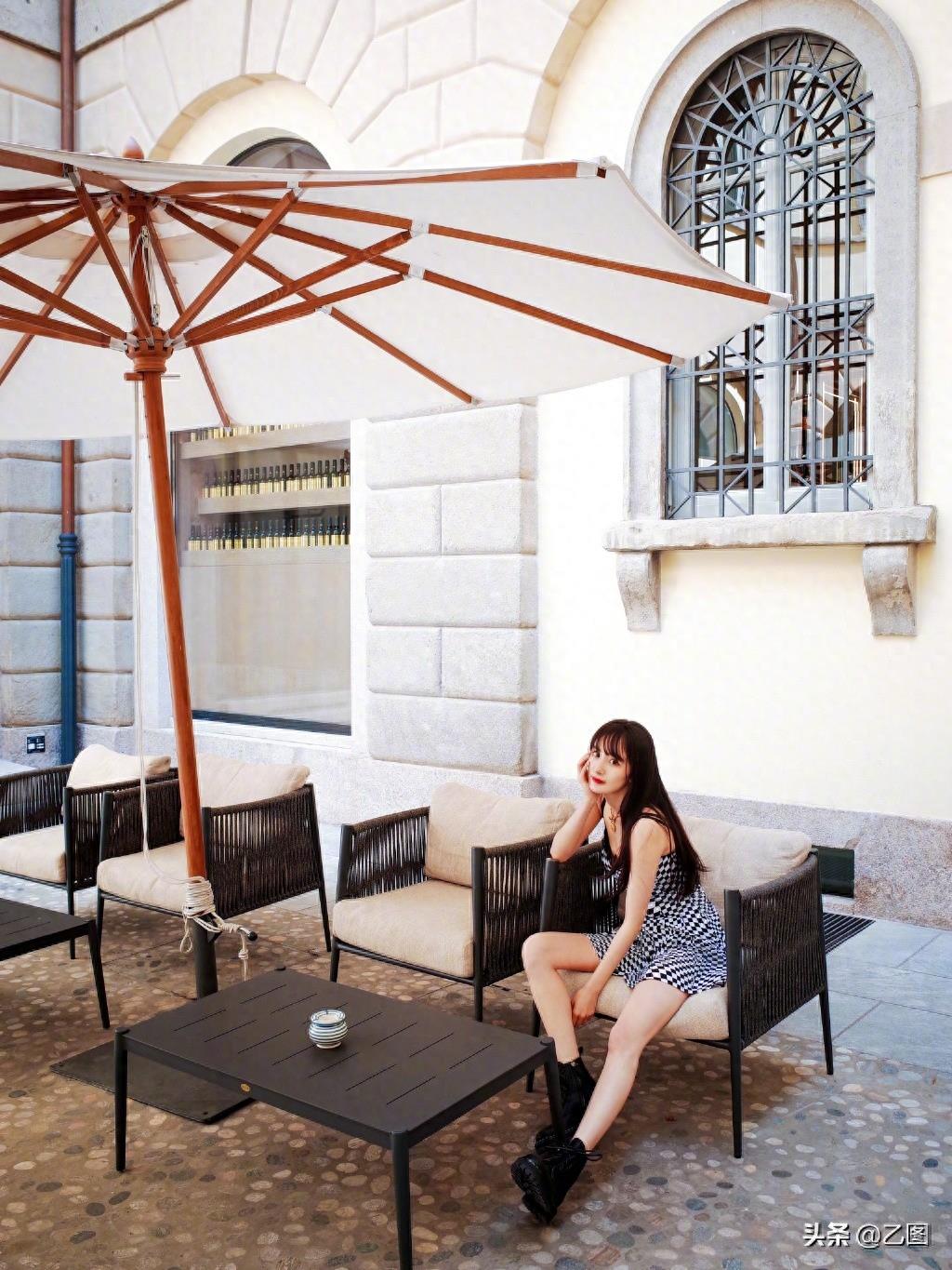 33岁杨幂最新街拍美照曝光，穿吊带短裙大秀美背筷子腿，宛如少女