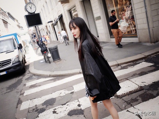 33岁杨幂最新街拍美照曝光，穿吊带短裙大秀美背筷子腿，宛如少女