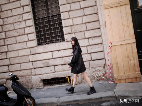 33岁杨幂最新街拍美照曝光，穿吊带短裙大秀美背筷子腿，宛如少女