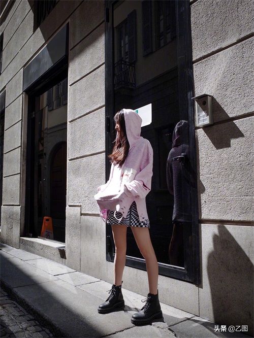 33岁杨幂最新街拍美照曝光，穿吊带短裙大秀美背筷子腿，宛如少女