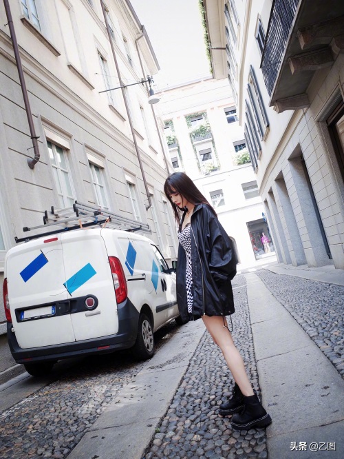 33岁杨幂最新街拍美照曝光，穿吊带短裙大秀美背筷子腿，宛如少女