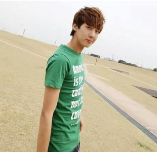 ​男生刘海定位烫发型阳光帅气