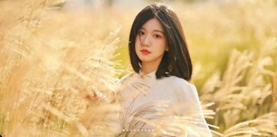 ​适合单人拍照的8个姿势，简约不做作，拍出各种美