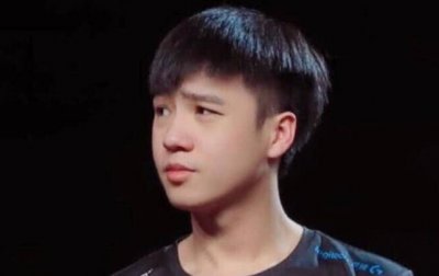 ​Letme退役后什么都做，受邀当模特走T台，驼背走完全程