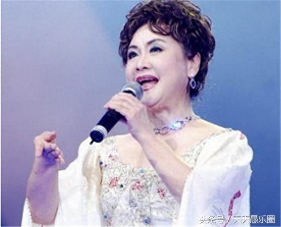 72岁李谷一全家福曝光,二婚丈夫似儿子般年轻,前夫儿子有出息