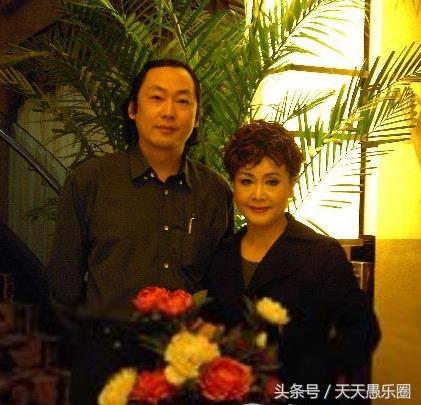 72岁李谷一全家福曝光,二婚丈夫似儿子般年轻,前夫儿子有出息