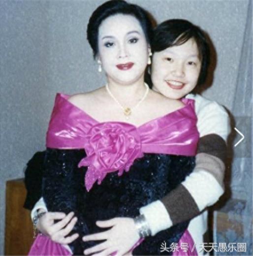 72岁李谷一全家福曝光,二婚丈夫似儿子般年轻,前夫儿子有出息