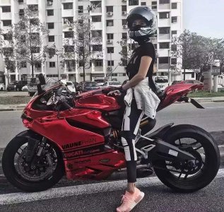 ​20万杜卡迪959现杭州，堪称“机车法拉利”，女车主比车还养眼