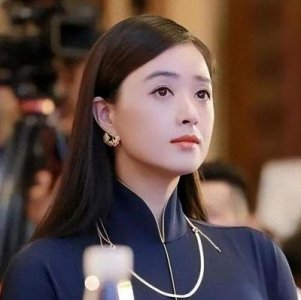 ​与蒋欣相恋多年，他转身娶了比他小4岁的娇妻，至今妻子与他红透半边天