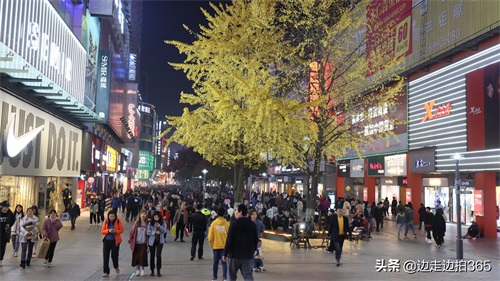 黄兴路步行街，一条很能体现长沙夜生活的街区，游客的必来之地