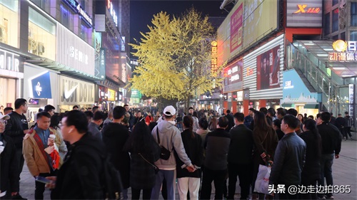 黄兴路步行街，一条很能体现长沙夜生活的街区，游客的必来之地