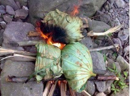 农村野外制作原始野味——叫花鸡,隔着屏幕流出了“可饿”的口水