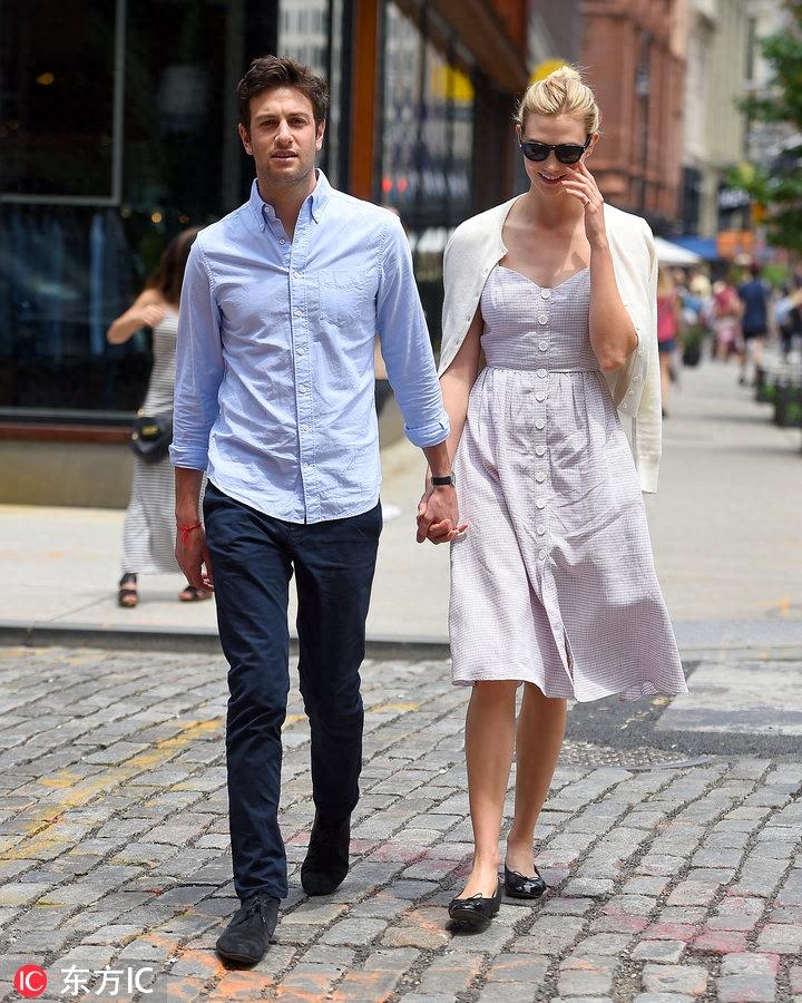 维秘天使卡莉·克劳斯订婚,与投资大亨男友相恋6年修成正果