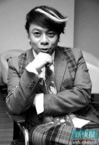 ​蔡康永转发男网红看自己新书，网友：他的书不能穿着衣服看？