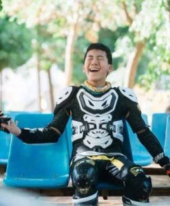 ​胡军教育观转变，儿子康康从高冷少年到阳光帅气男孩的蜕变揭秘