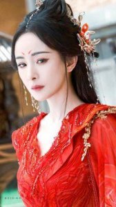 ​杨幂俏丽如少女，红色造型宛如新娘，天赋身材与容颜尽显迷人魅力