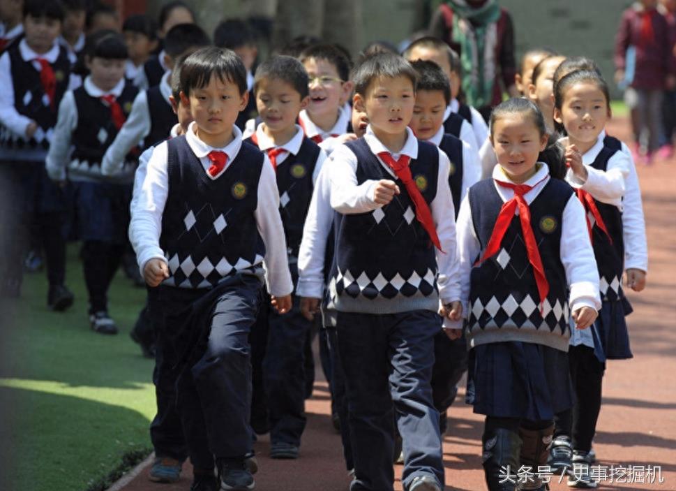 直击13款中国学生校服，你穿过哪一种？又觉得哪一种最好看？