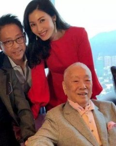 ​李嘉欣与老公温馨自拍，嫁入豪门十年美满生活