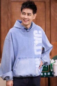 ​林志颖康复后晒照庆生，网友悬着的心终得以释怀，但也有人冷嘲热讽