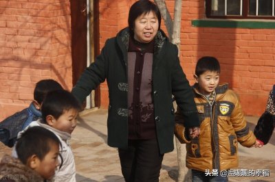 ​父亲病逝，兄弟四人和母亲用爱撑起了一个完整的家