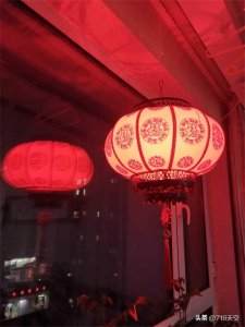 ​过年挂灯笼是中国古老的传统习惯，大红灯笼挂起来，能营造喜庆气