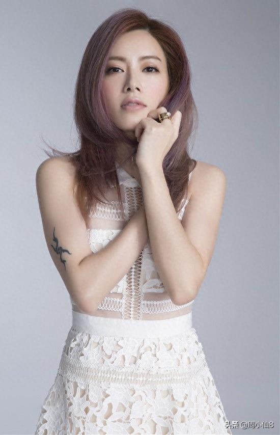 明星徐怀钰,中国台湾歌手和演员,歌声甜美清脆,是台湾实力歌手