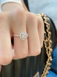 ​郑恺前女友高调宣布订婚！戴钻戒晒出海边求婚照，男方颜值不逊明星