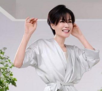 ​娱乐圈神秘富婆，拥有性感身材，21岁时力压王菲退出娱乐圈