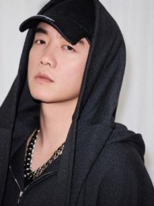 ​郑恺是否为富二代？他拥有怎样的家庭背景？