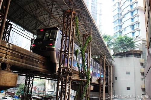 重庆又现轻轨穿楼过 体验穿越引围观