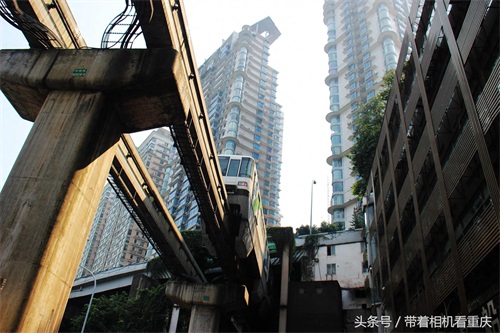 重庆又现轻轨穿楼过 体验穿越引围观