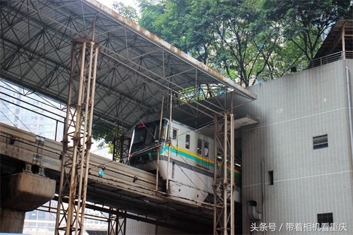 重庆又现轻轨穿楼过 体验穿越引围观