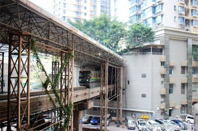 ​重庆又现轻轨穿楼过 体验穿越引围观