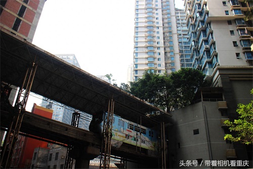 重庆又现轻轨穿楼过 体验穿越引围观