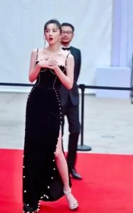 ​全程双手捂胸的陈小纭身材太好了吧